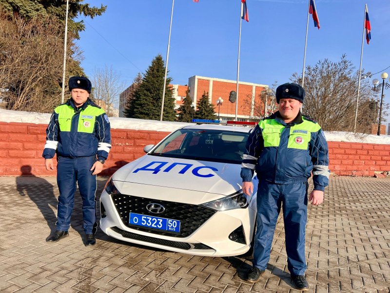 Житель Свердловской области поблагодарил подмосковных полицейских за оказание помощи на дороге