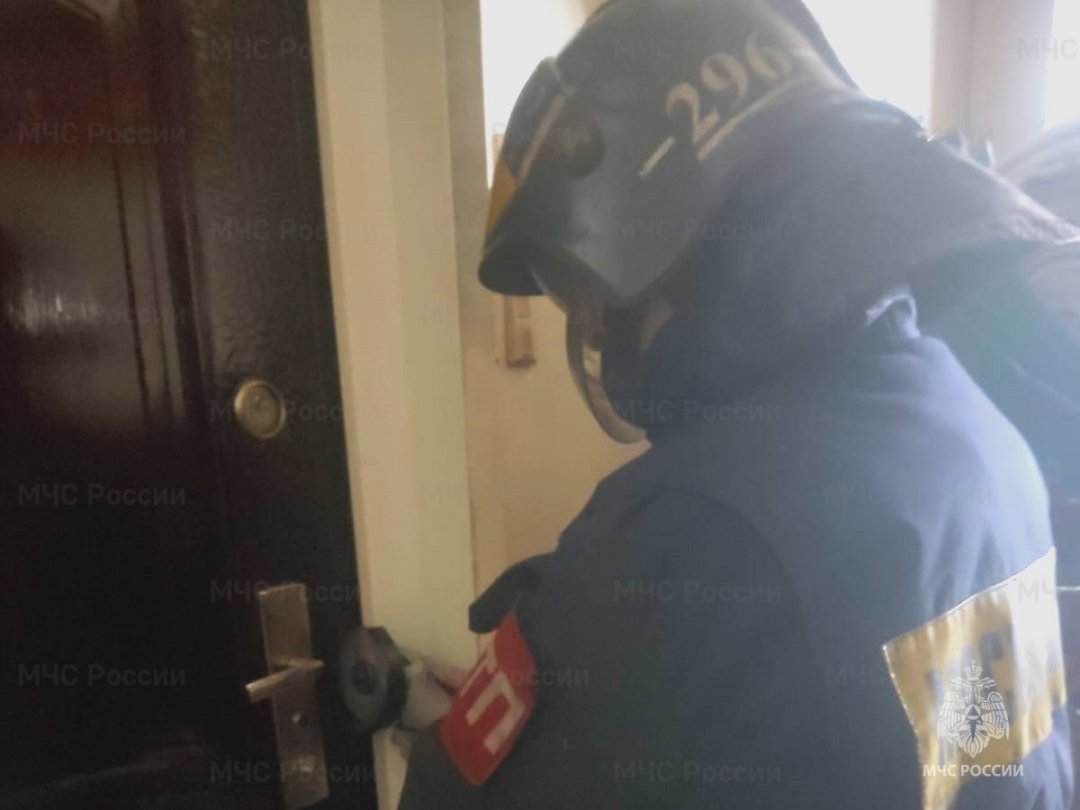 Спасатели вскрыли дверь квартиры, где были заперты двое детей